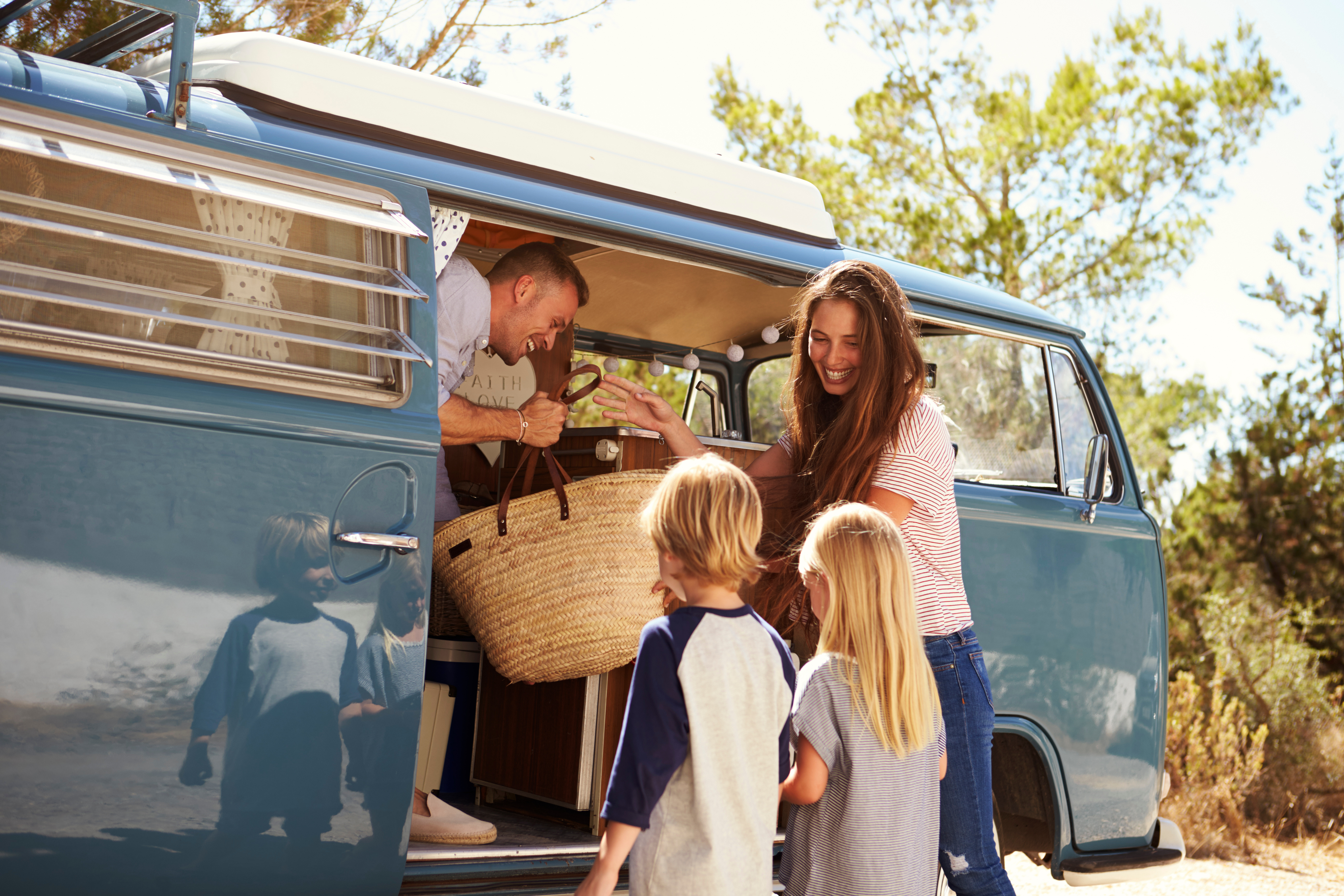 Family van. Семья путешествует в фургоне. Поездка на каникулах (2013). Путешествие с ребёнком Теги. Фургон для путешествий для детей и папы и мамы.